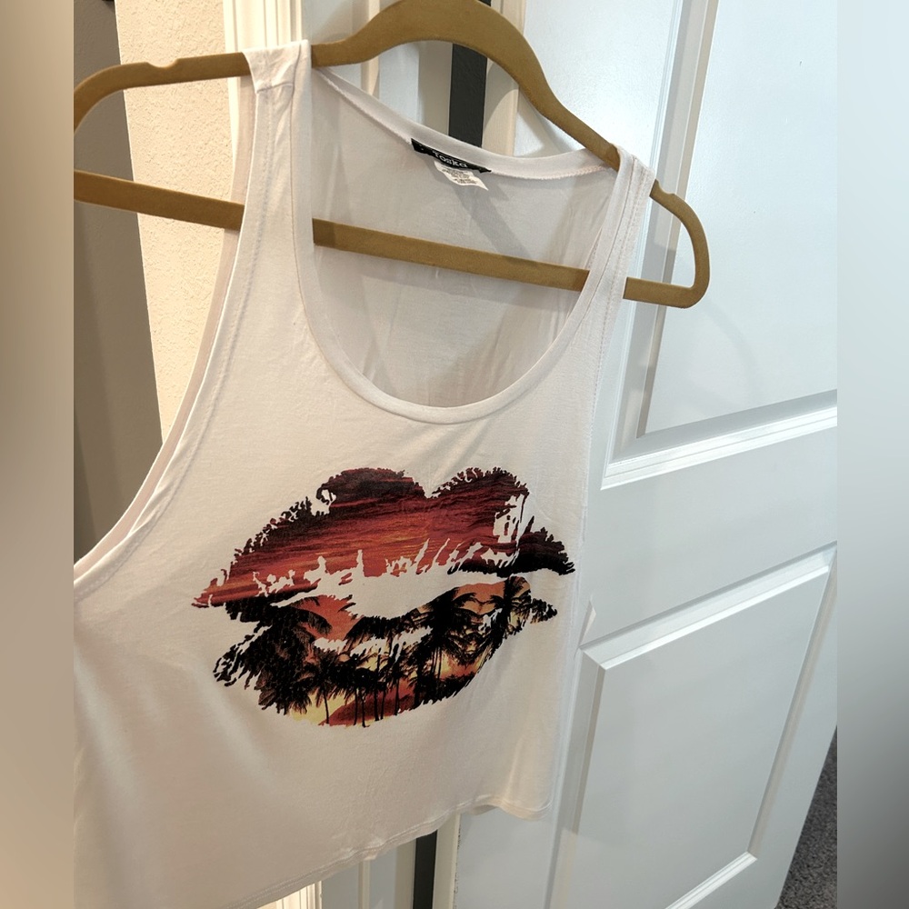 Toska Lip Print Cropped Tank Top, White, size L